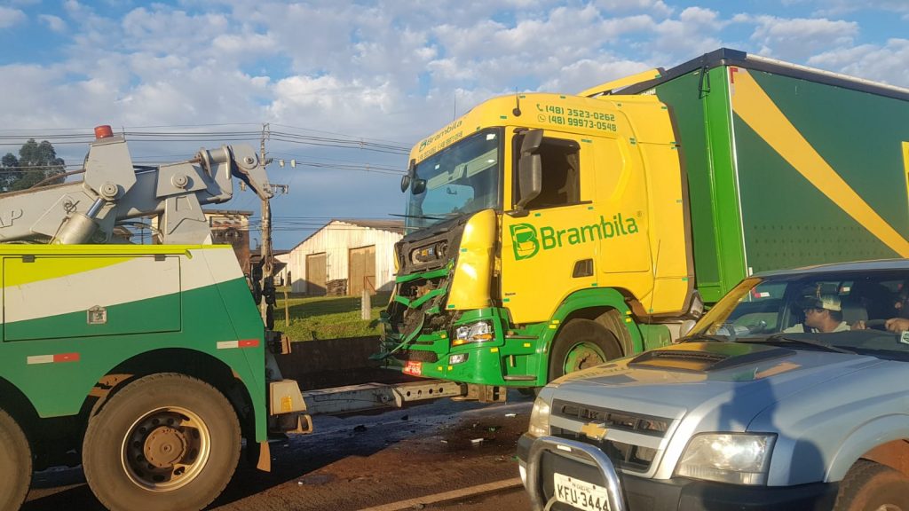 Caminhões se envolvem em colisão traseira na BR-277, em Cascavel