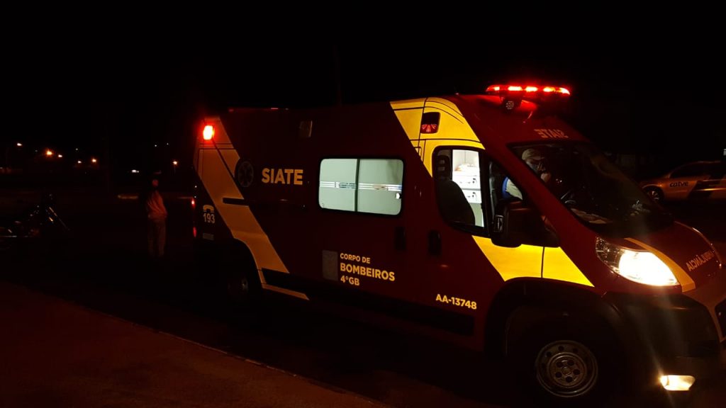 Mulher sofre fraturas em dentes após colisão entre bicicleta e moto na Avenida Tito Muffato