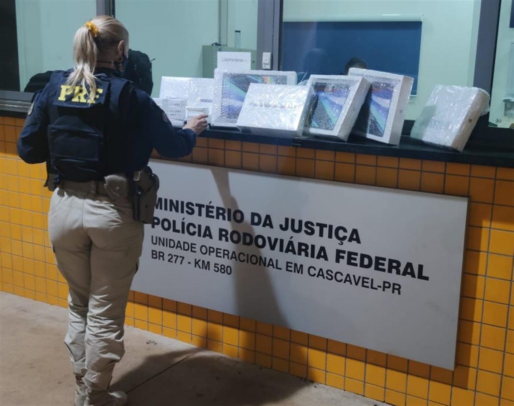 Cerca de R$ 30 mil em eletrônicos são apreendidos pela PRF durante abordagem na BR-277, em Cascavel