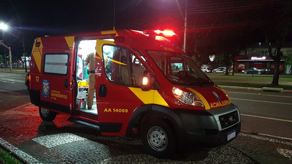 Homem que portava facão causa confusão em posto de combustíveis e acaba agredido, no Centro
