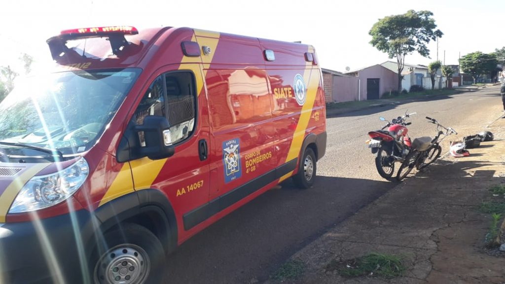 Acidente entre moto e bicicleta deixa três feridos no Bairro Periolo