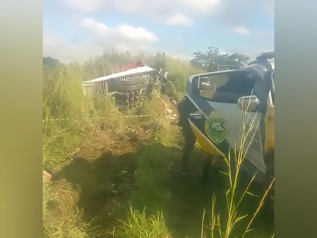 Caminhão tomba e população saqueia carga de leite em Ponta Grossa