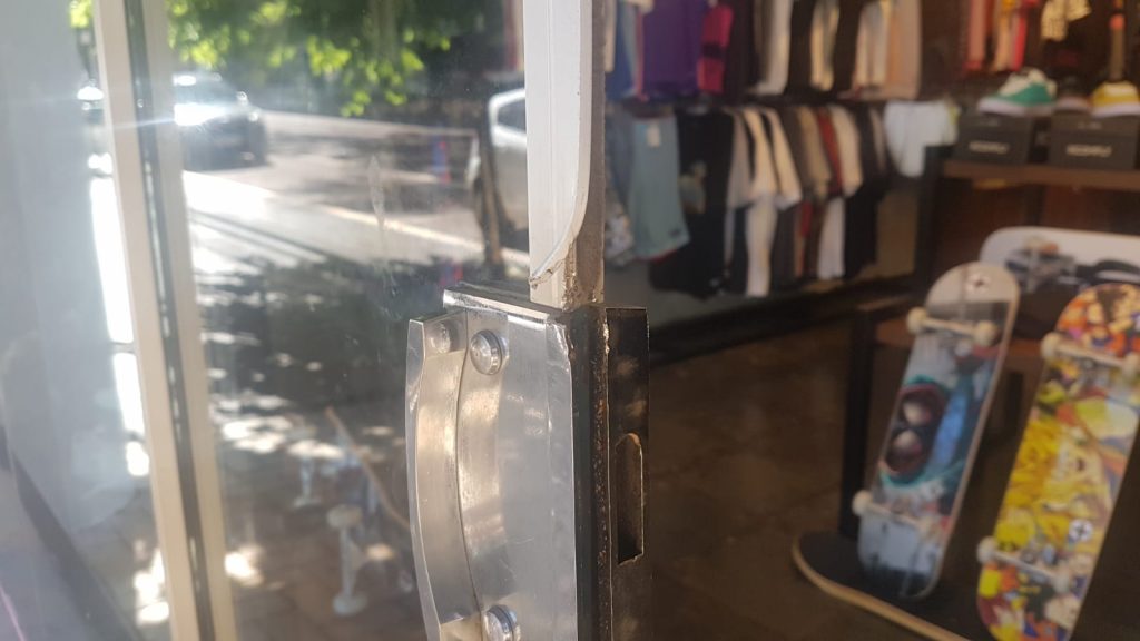 Roupas, calçados e skates são furtados de loja no Centro