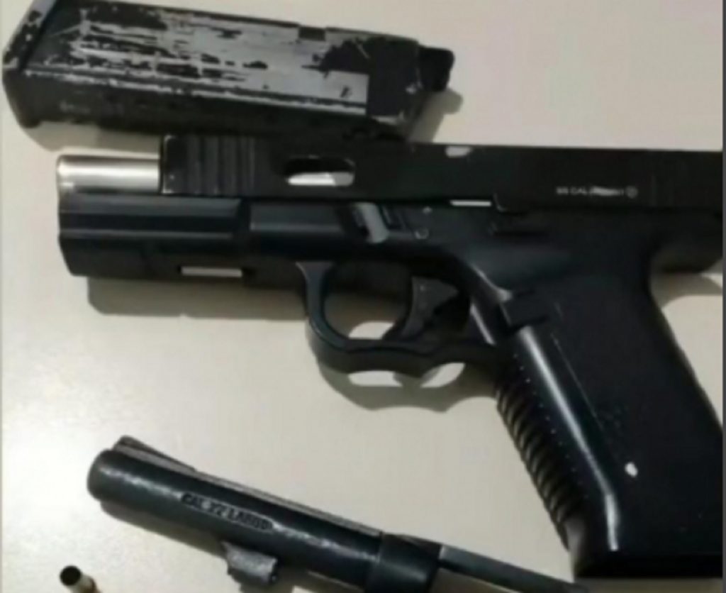 Condutor se nega a usar cinto de segurança, é abordado pela PM e acaba preso por embriaguez e com arma de fogo