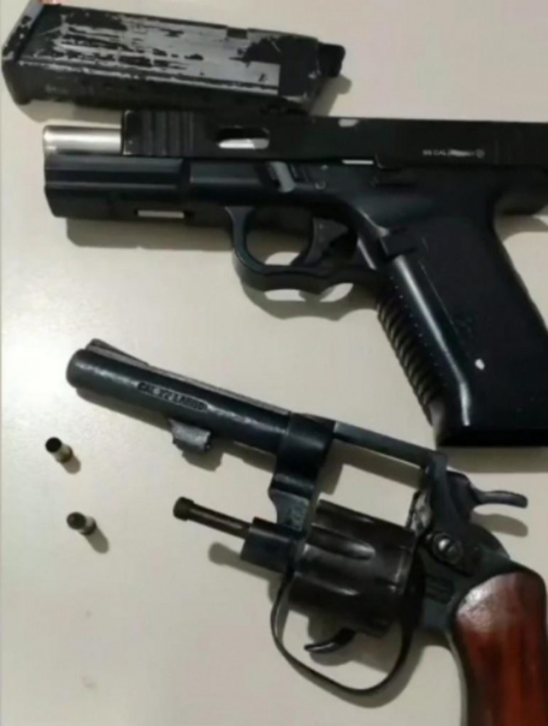 Condutor se nega a usar cinto de segurança, é abordado pela PM e acaba preso por embriaguez e com arma de fogo