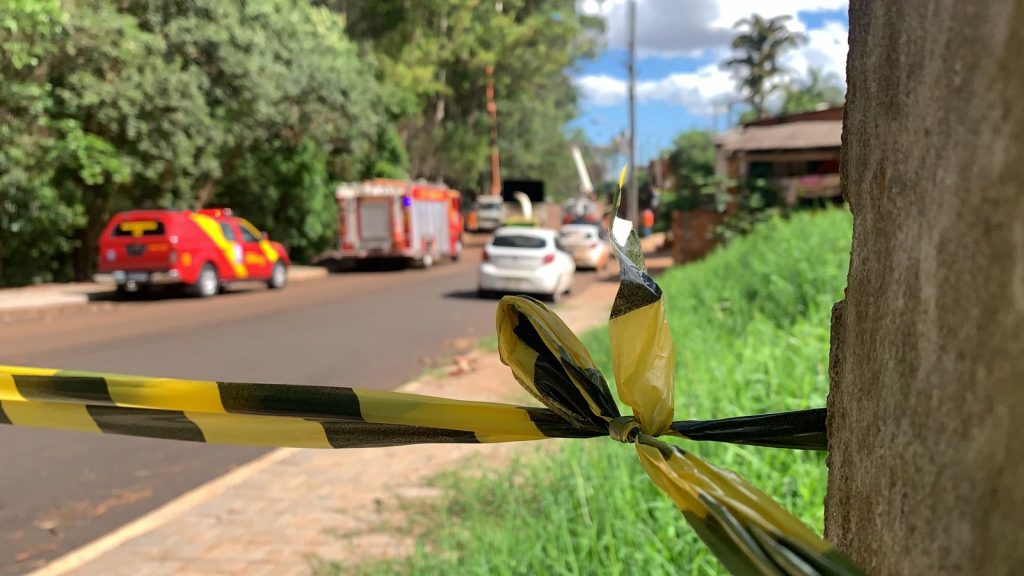 Grande aparato é mobilizado ao 14 de Novembro para poda de árvores com risco de queda em residências