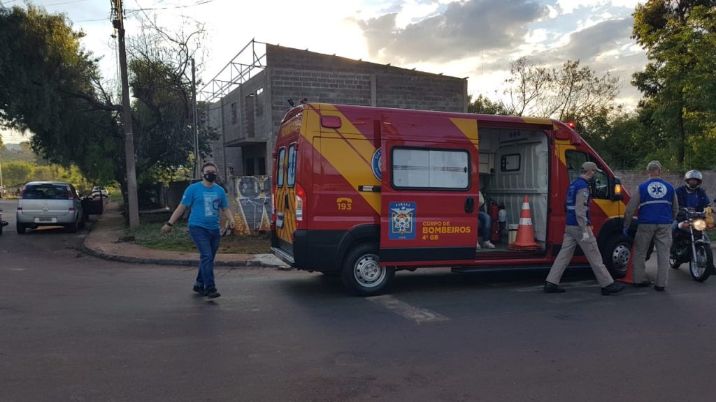 Mulher de 31 anos sofre lesão no punho ao sofrer queda com moto no Bairro Parque São Paulo; Siate prestou atendimento