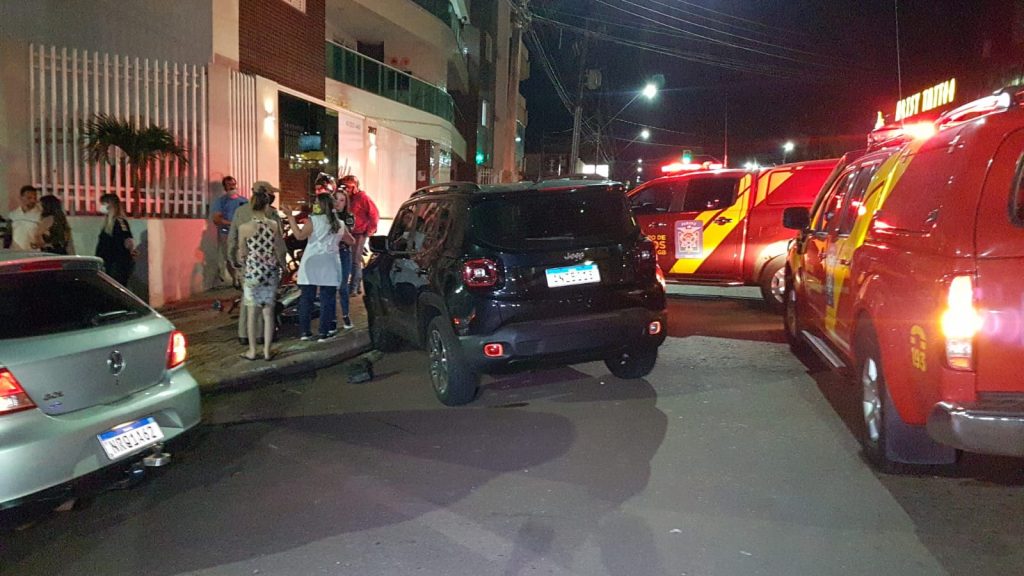 Motociclista fica em estado grave em colisão contra carro no cruzamento da ruas Pio XII e São Paulo, no Centro