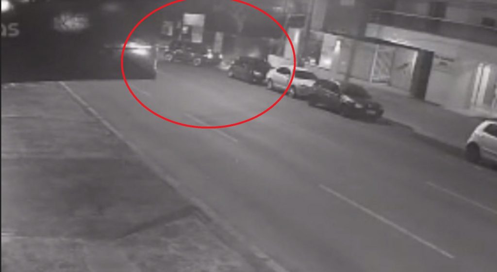Câmera flagra colisão entre moto e carro no cruzamento das ruas São Paulo e Pio XII, no Centro