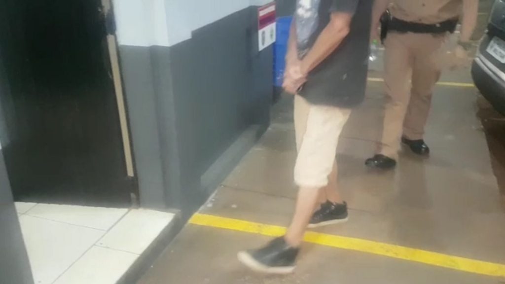 Homem é preso pela PM em cumprimento a mandado da Justiça em Cascavel