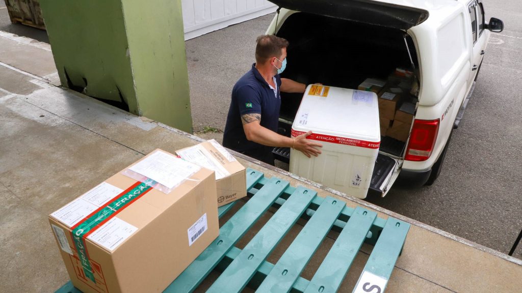 Primeiras doses contra a Covid-19 exclusivas para adolescentes são enviadas aos municípios