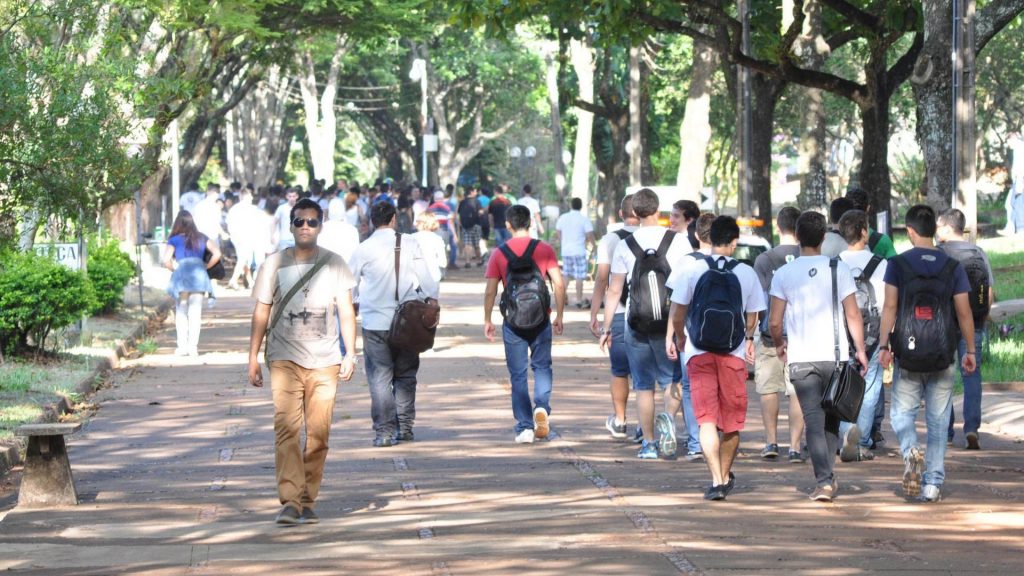 UEL planeja próximo semestre letivo com aulas presenciais a partir de 24 de janeiro