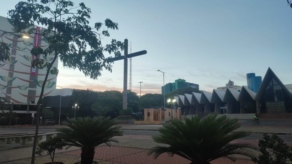 Temperatura deve chegar aos 31º C neste sábado; há previsão de chuvas isoladas