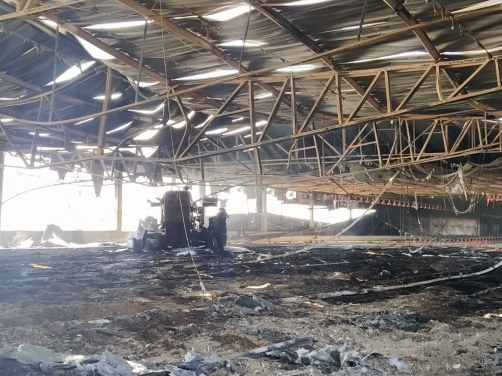 Incêndio destrói parte de aviário e trator no interior de Mercedes