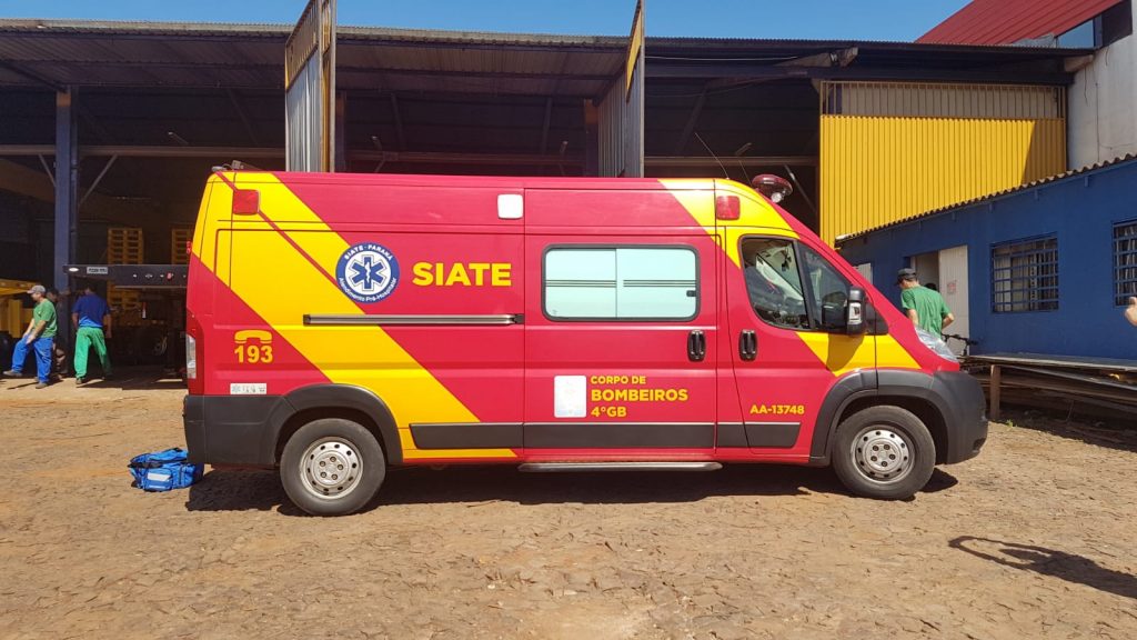 Trabalhador cai de cima de carreta e fica ferido em Cascavel