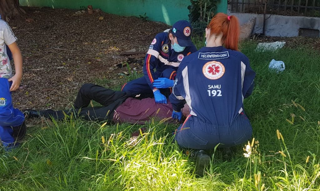 Homem inconsciente é atendido por equipe de socorro em Cascavel