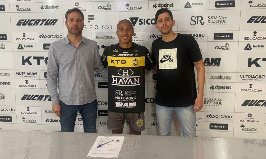 Menino da base da Serpente Aurinegra de 18 anos assina primeiro contrato profissional