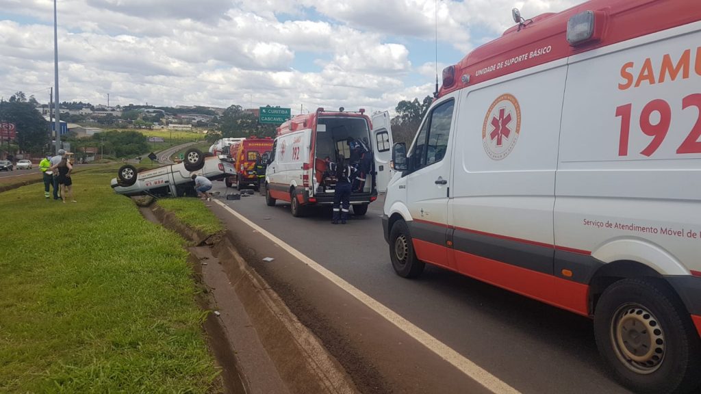 Caminhonete capota na BR-277 em Cascavel e duas pessoas ficam feridas