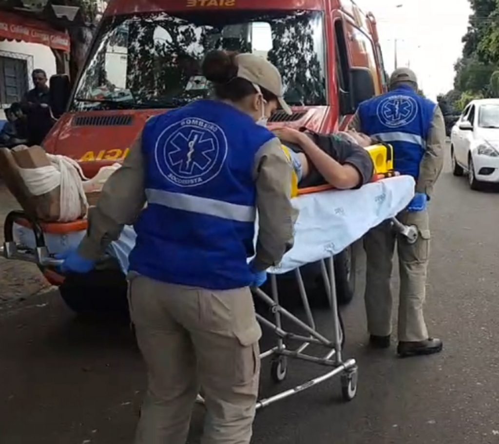 Rapaz de 24 anos fica ferido após colisão de trânsito no Bairro Nova Cidade, em Cascavel