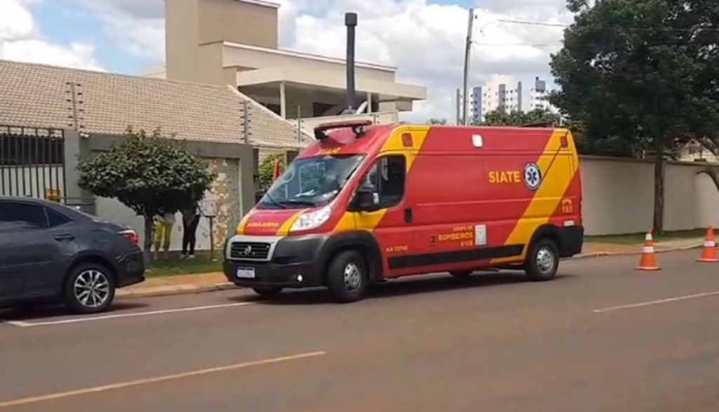 Mulher fica ferida ao cair de moto na Rua Flamboyant em Cascavel