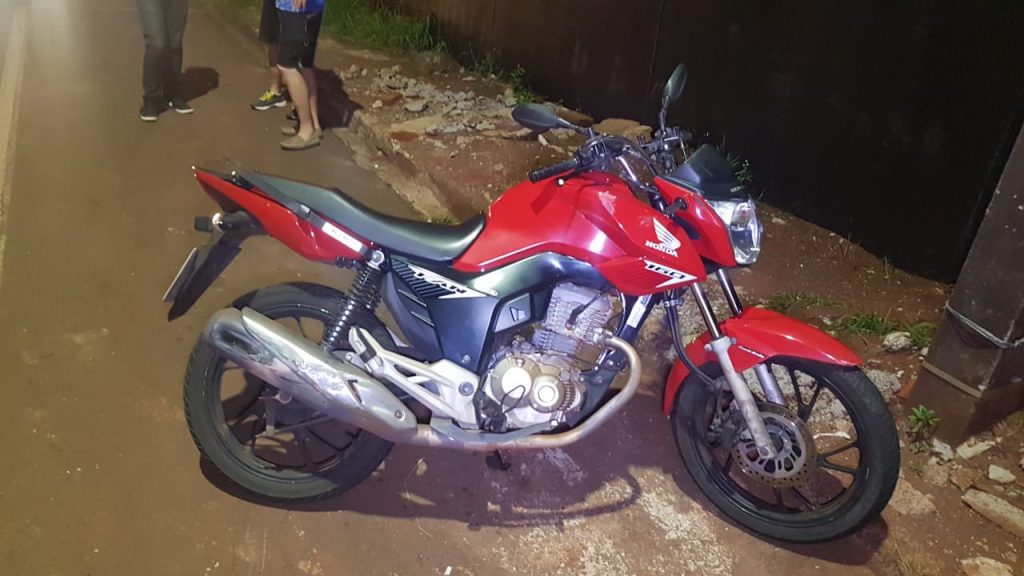 Colisão entre carro e moto deixa jovem ferida no Bairro Neva; Siate e PM foram mobilizados