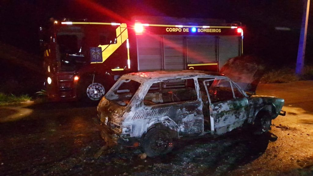 Incêndio destrói veículo Brasília no Bairro Universitário; Corpo de Bombeiros foi mobilizado