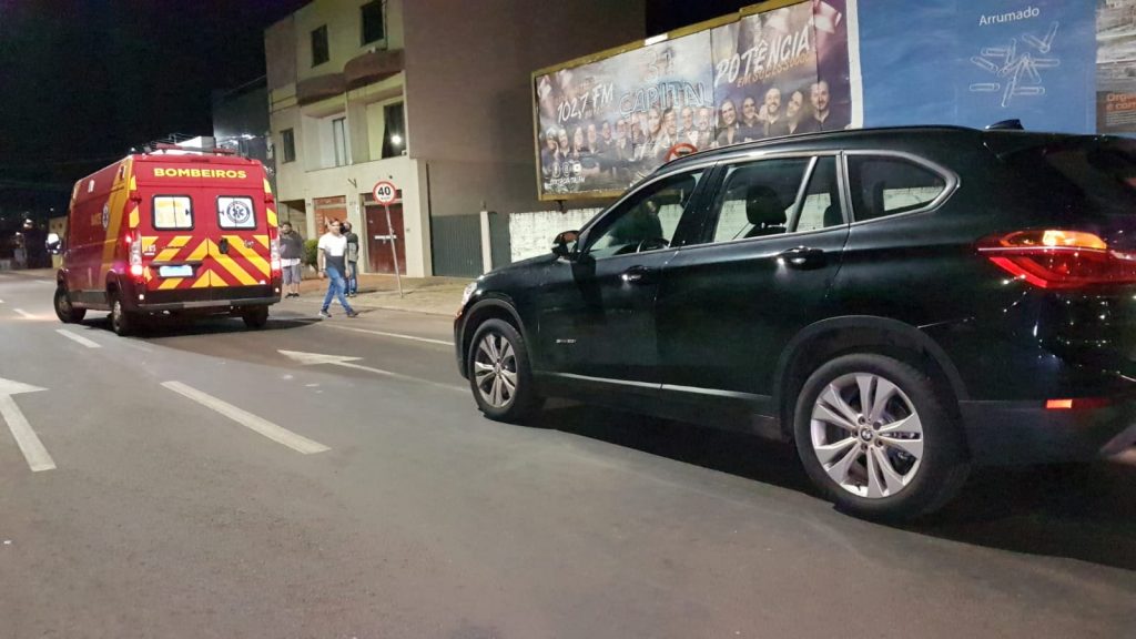 Jovem de 19 anos é atropelado por veículo BMW e fica ferido na Rua Vitória, no Bairro Alto Alegre; Siate foi mobilizado