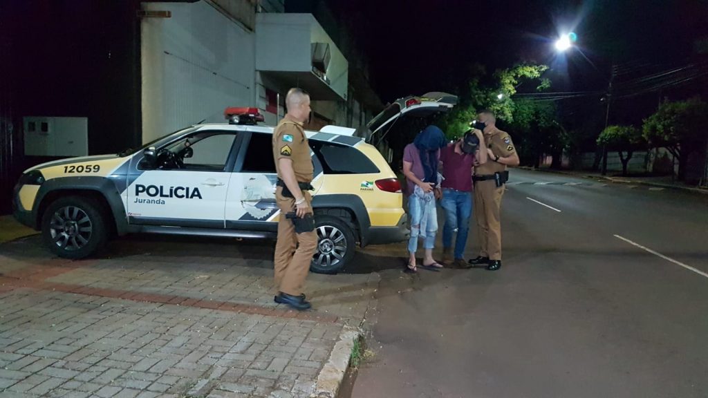 Dupla presa com caminhão furtado e carga de cigarros é levada para a Polícia Federal; PM falou sobre o caso