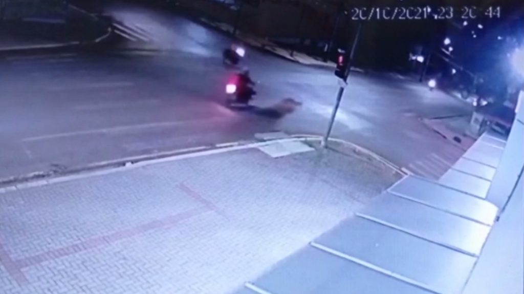Câmera flagra momento em que motociclista avança semáforo fechado e atinge outra moto no Bairro Periolo