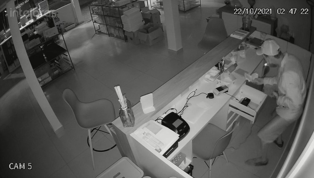 Imagens flagram ação de bandido durante furto em loja de Cascavel
