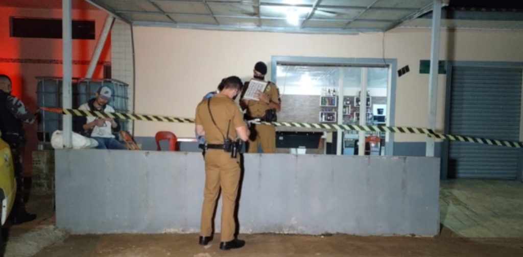 Homem é alvejado a tiros no interior de bar em Ponta Grossa