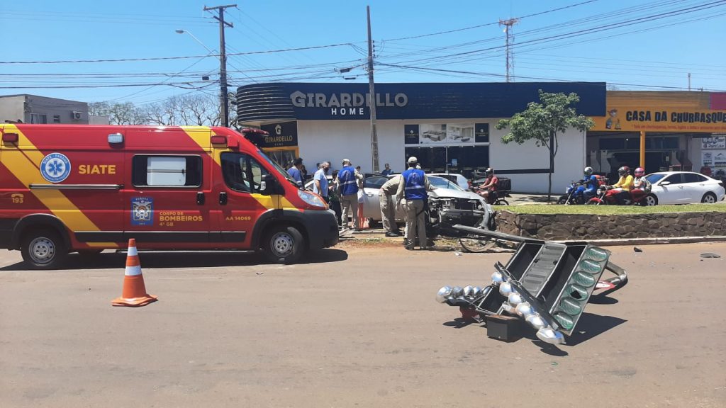 Motorista passa mal e atinge automóvel contra semáforo na Av. Carlos Gomes
