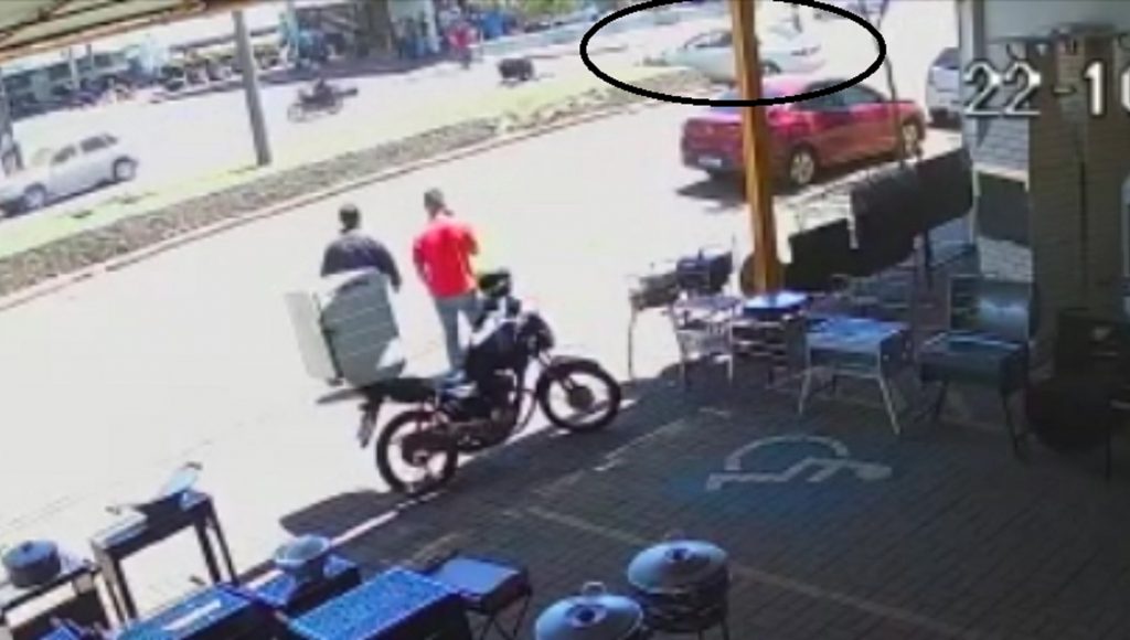 Câmeras flagram acidente registrado na Av. Carlos Gomes, em Cascavel