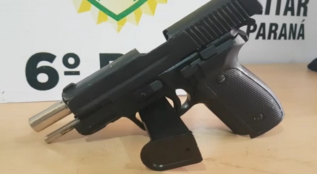 PM detém morador de rua com simulacro de pistola, próximo à rodoviária