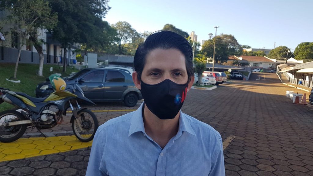 Advogado de adolescente baleada no Parque dos Ipês fala com a imprensa sobre o caso