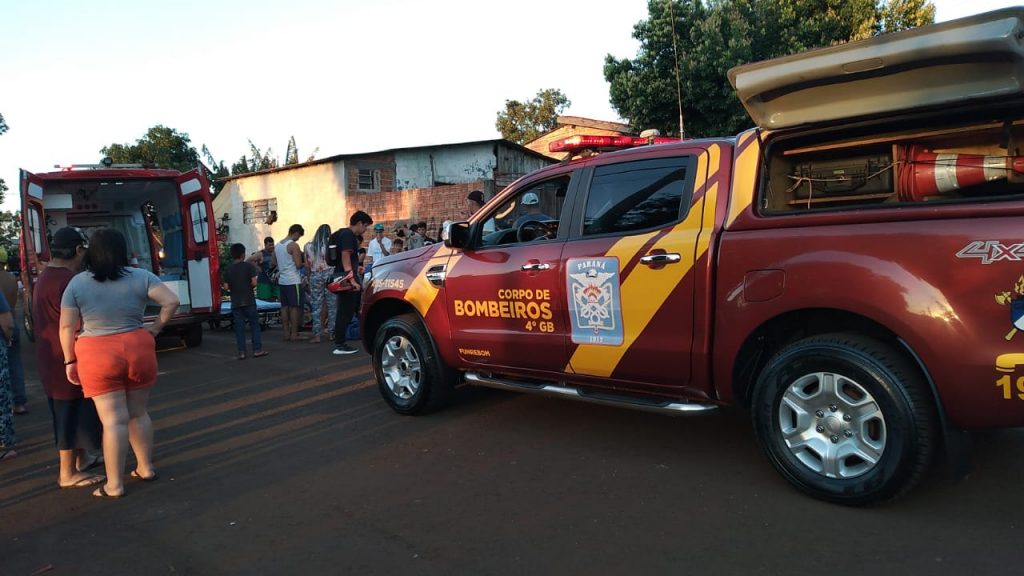 Adolescente de 17 anos fica gravemente ferido em colisão entre carro e moto no Jardim Melissa, em Cascavel