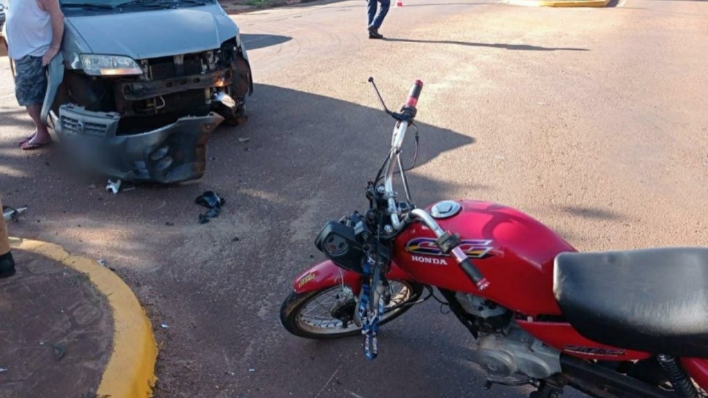 Motociclista sofre fratura em uma das pernas após acidente de trânsito em Toledo