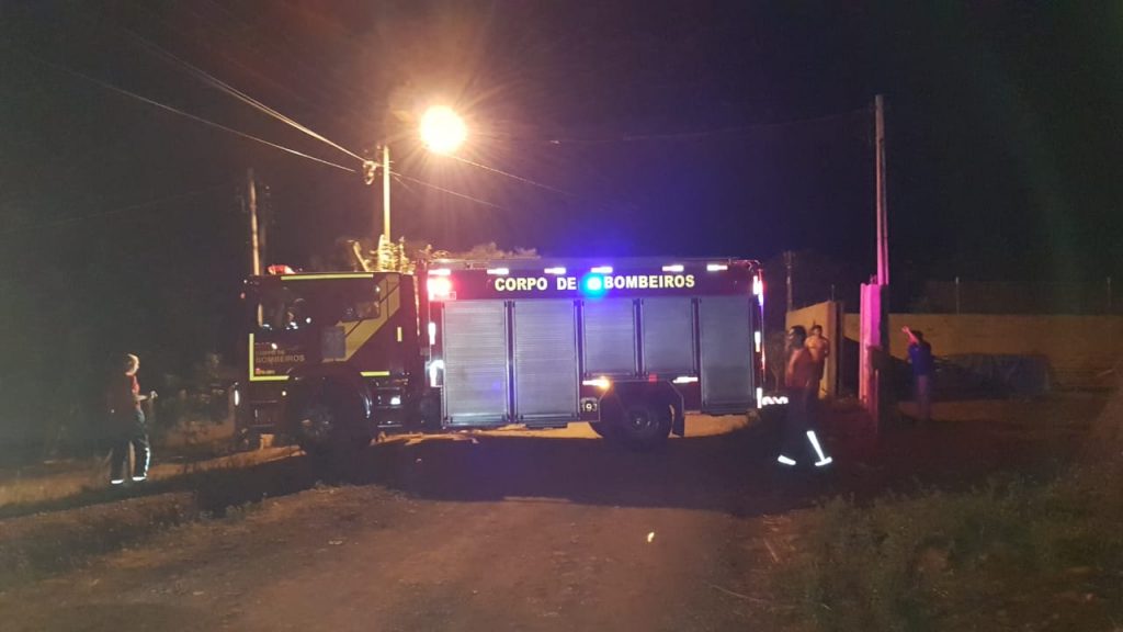 Incêndio destrói residência na área rural de Santa Tereza do Oeste; Corpo de Bombeiros de Cascavel foi mobilizado