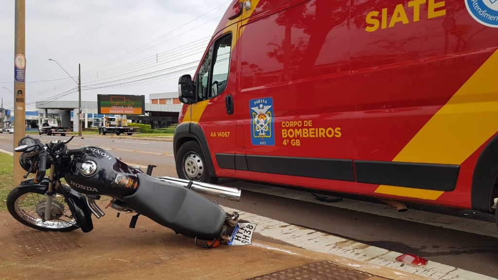 Duas ambulâncias do Siate atendem vítimas de colisão entre carro e moto na Av. Brasil