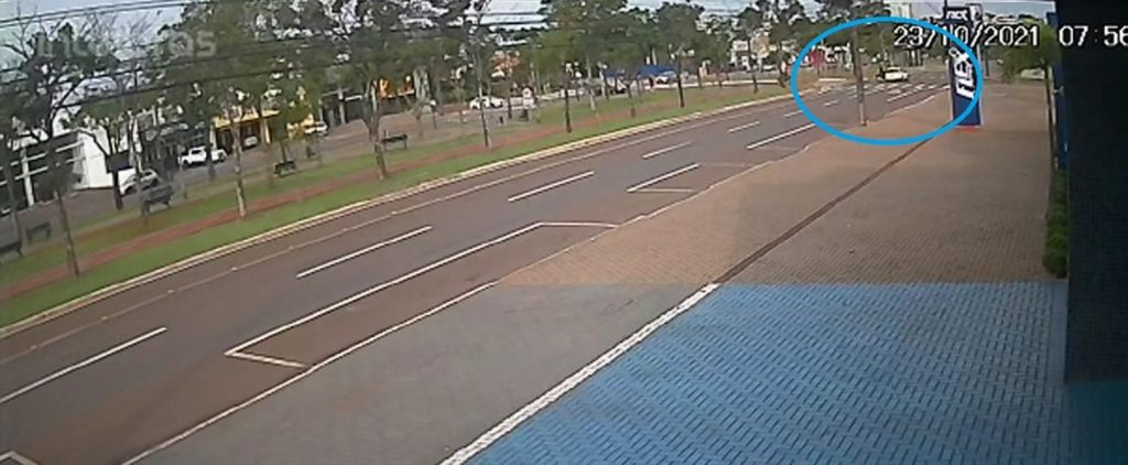 Câmera flagra colisão entre carro e moto que deixou dois feridos na Av. Brasil
