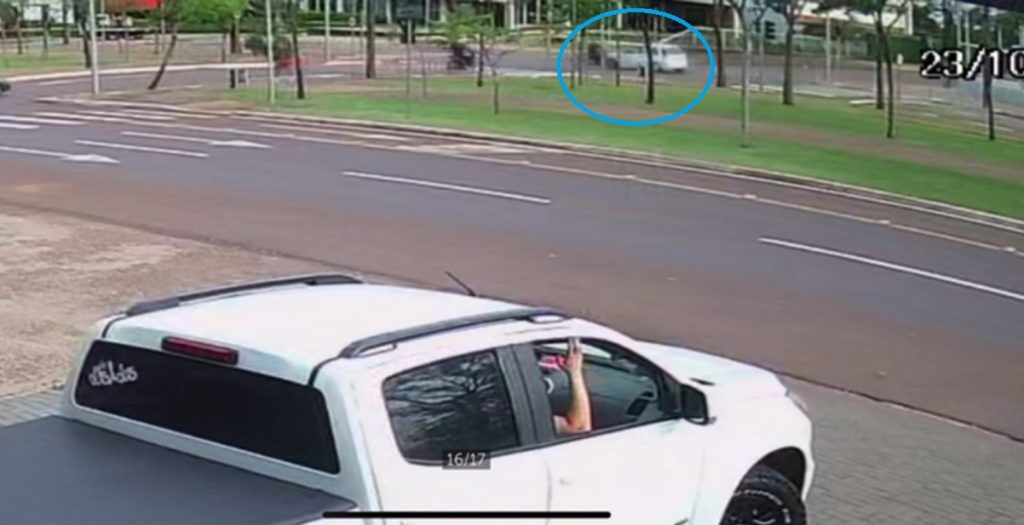 Veja por outro ângulo a colisão que deixou duas pessoas feridas na Avenida Brasil