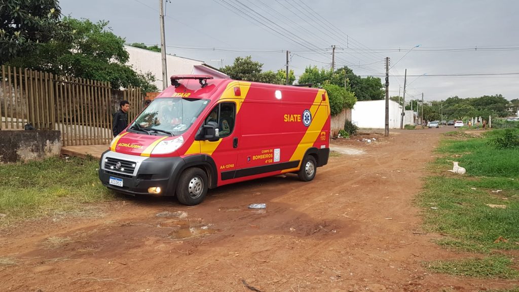Criança de 1 ano é atingida por portão e sofre fratura em perna, no Santo Onofre
