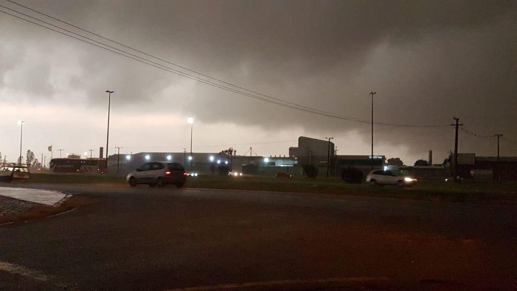 Tempestade chega e transforma dia em noite em Cascavel