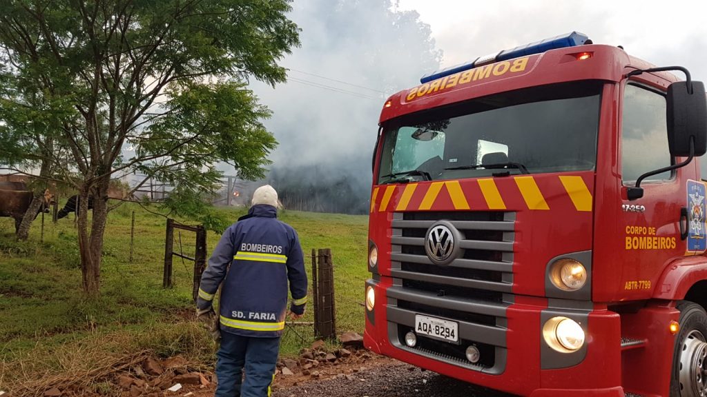 Bombeiros combatem incêndio em edificação em sítio na região do Bairro Floresta