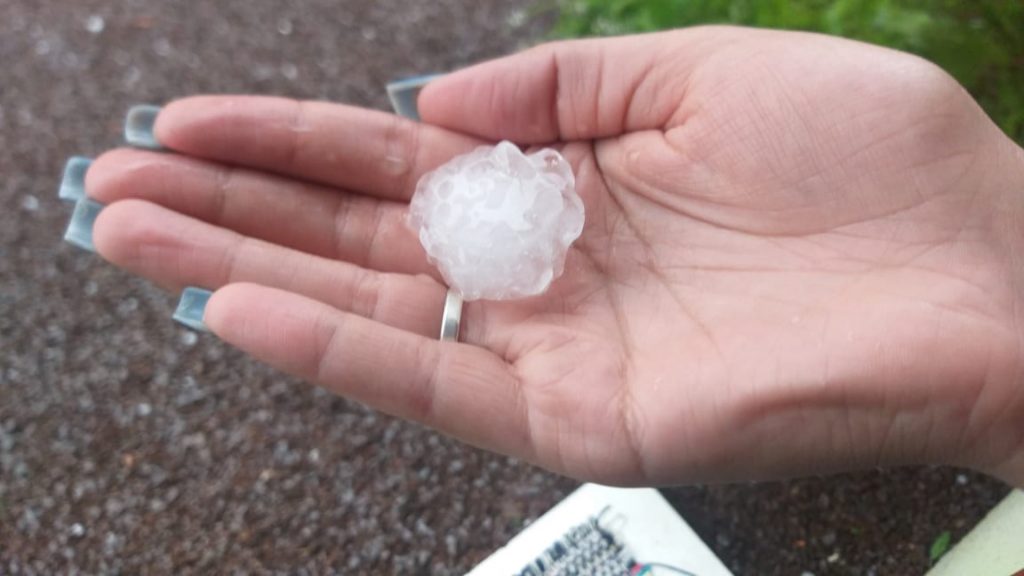 Chuva de granizo é registrada em Cascavel e volume da pedrinhas impressiona