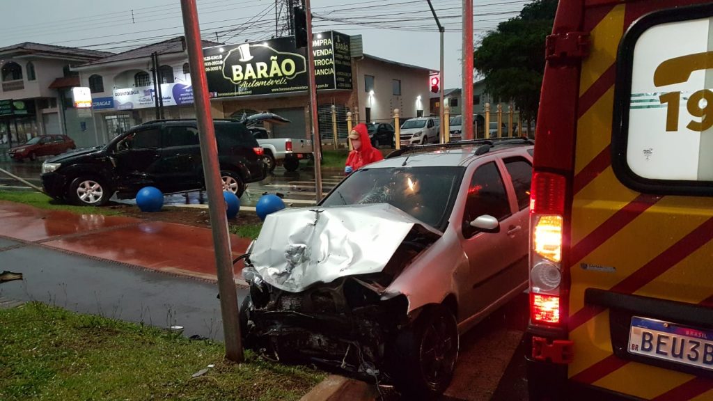 Forte colisão entre Palio Weekend e SW4 é registrada na Avenida Barão do Rio Branco