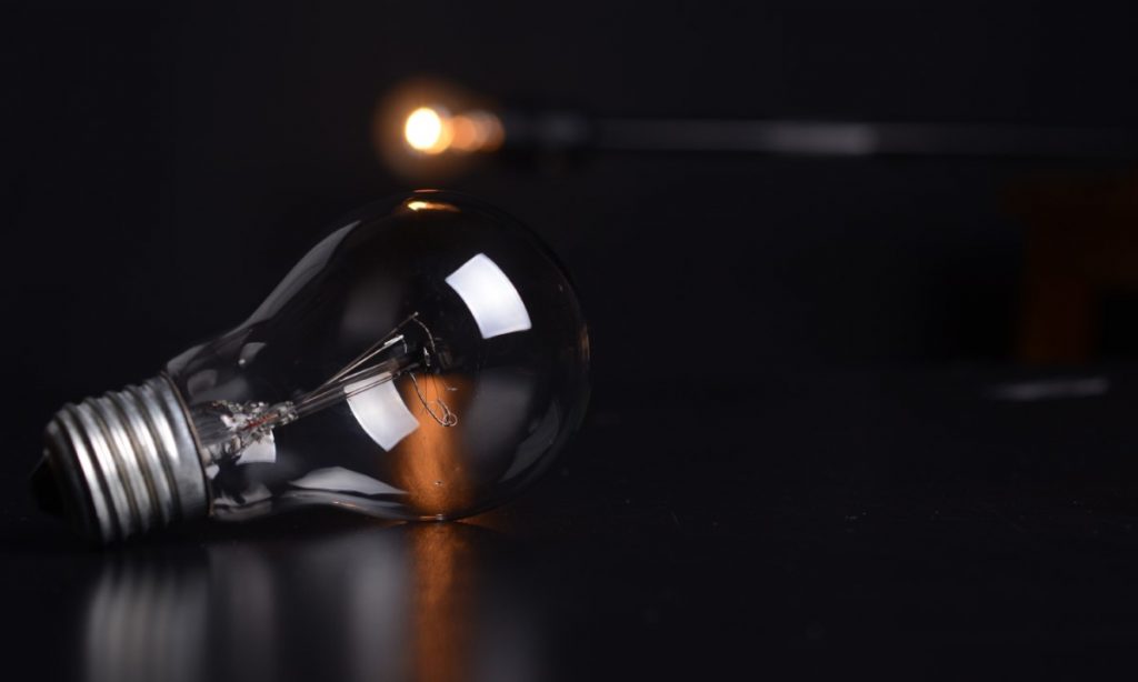 Quedas de energia persistem e causam transtornos em diversos bairros de Cascavel Quedas de energia persistem e causam transtornos em diversos bairros de Cascavel