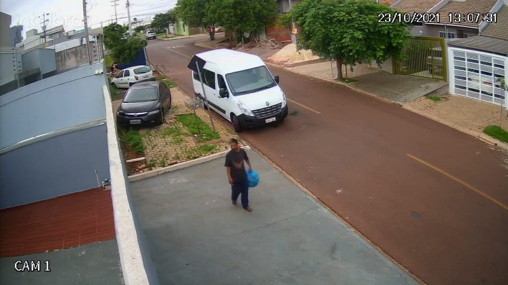 Câmera registra ação de homem que abriu portão de casa e furtou patinete elétrico no Angra dos Reis