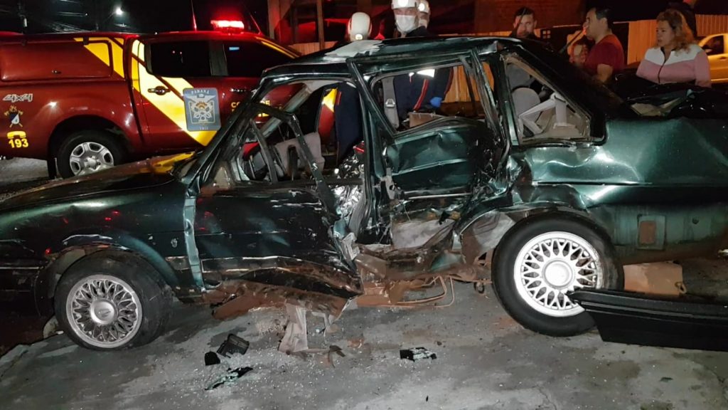 Homem morre em gravíssima colisão entre carro e caminhonete no Centro de Cascavel