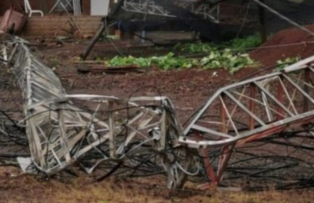 Fortes ventos derrubam torres atrás do ‘Cristo’ em Santa Helena